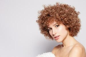 portrait de souriant Jeune femme avec afro coiffure photo