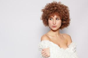 portrait de souriant Jeune femme avec afro coiffure photo