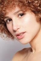 portrait de souriant Jeune femme avec afro coiffure photo