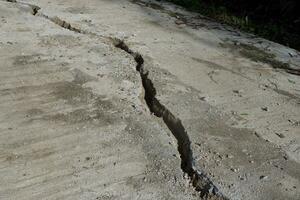 la photographie de texture des fissures sur le route photo