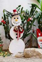 en bois Noël bonhomme de neige dans été. photo