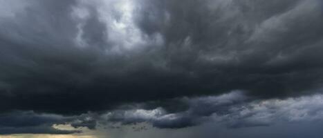 le ciel sombre avec de gros nuages convergeant et une violente tempête avant la pluie. ciel et environnement mauvais ou de mauvaise humeur. émissions de dioxyde de carbone, effet de serre, réchauffement climatique, changement climatique. photo