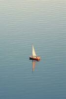 minimaliste photo une navire sur mer