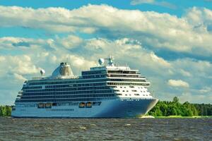 gros blanc croisière navire voile à le baltique mer à clair journée photo