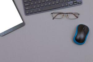 Haut vue de lieu de travail. numérique gadgets mensonge sur gris table plat allonger photo