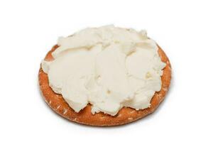 croustillant biscuit salé sandwich avec crème fromage isolé sur blanc photo