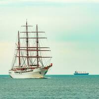 gros blanc voile navire avec Trois mât en mouvement à le riga Port photo