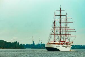 gros blanc voile navire avec Trois mât en mouvement à le riga Port photo