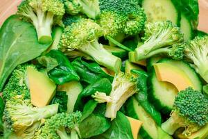 Frais vert salade de avocat, brocoli, épinard et concombre pour corps désintoxication fermer. végétalien salade. végétarien culture. brut aliments. en bonne santé en mangeant et légume régime photo