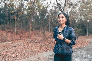 femmes asiatiques courir et faire du jogging en plein air sur la route dans le parc