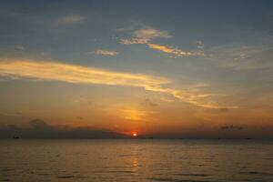 magnifique lever du soleil dans le mer à phuket ville photo
