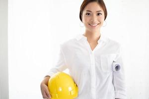 femmes asiatiques ingénierie inspectant et travaillant et tenant des plans au bureau