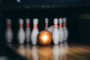 flou de mouvement de boule de bowling et de quilles sur le terrain de jeu photo