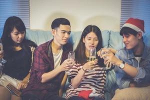 groupe d'amis asiatiques faisant la fête avec des boissons alcoolisées à la bière et des jeunes appréciant dans un bar grillant des cocktails.soft focus photo