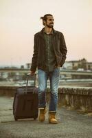 Beau homme d'affaire avec valise en marchant par le rivière.tonique image photo