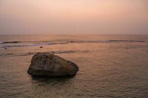 magnifique paysage marin à le coucher du soleil de ville galle dans sri lanka.tonifié image photo