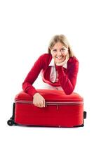 femme avec rouge valise sur une blanc Contexte photo