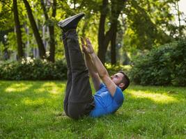 Beau homme pratiquant dans le parc. photo