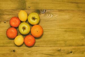 bouquet de fruit sur une en bois table.tonique photo. photo