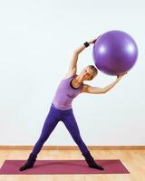 femme exercice avec pilates balle. photo