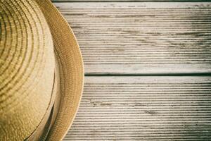 chapeau sur une en bois table photo