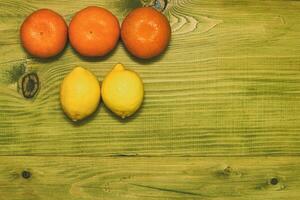 image de mandarine et citron sur en bois table.tonique photo. photo