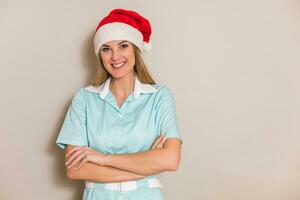 portrait de médical infirmière avec Père Noël chapeau. photo