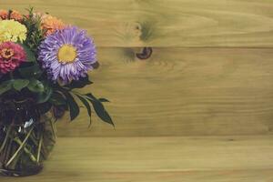 image de vase avec magnifique fleurs sur en bois Contexte. photo