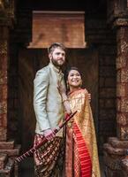 la mariée asiatique et le marié caucasien passent un moment romantique avec une robe thaïlandaise photo