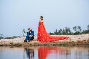 la mariée asiatique et le marié caucasien ont un moment romantique et sont heureux ensemble photo