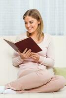 femme prendre plaisir en train de lire livre photo