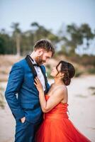 la mariée asiatique et le marié caucasien ont un moment romantique et sont heureux ensemble photo