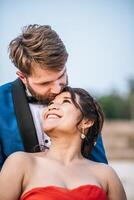 la mariée asiatique et le marié caucasien ont un moment romantique et sont heureux ensemble photo