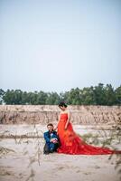 la mariée asiatique et le marié caucasien ont un moment romantique et sont heureux ensemble photo