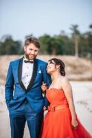 la mariée asiatique et le marié caucasien ont un moment romantique et sont heureux ensemble photo