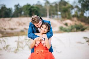 la mariée asiatique et le marié caucasien ont un moment romantique et sont heureux ensemble photo