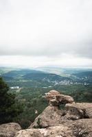 paysage de rochers de pic de montagne. panorama de montagne photo