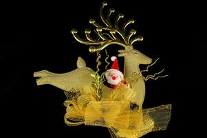une or renne ornement avec une Père Noël claus sur il photo