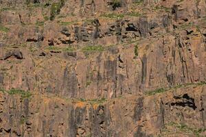 une Montagne avec beaucoup Roche formations sur il photo