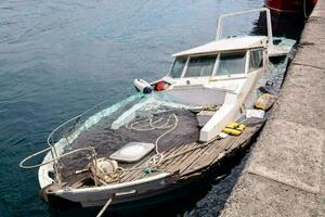 une bateau est séance dans le l'eau avec ses moteur fonctionnement photo