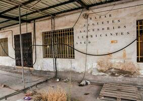 abandonné bâtiments dans milieu de désert photo