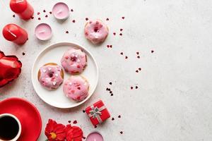 beignet en forme de coeur avec glaçage à la fraise - concept de la Saint-Valentin, mise au point sélective photo