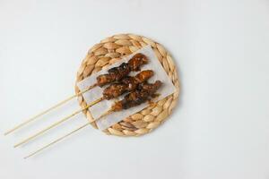 fermer de Trois traditionnel brochettes sur une blanc Contexte photo