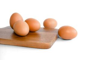 Frais biologique poulet des œufs. sur marron Coupe conseil, photo