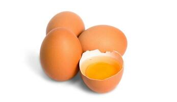 Frais biologique poulet des œufs et à moitié cassé des œufs avec Jaune d'œuf isolé sur blanc Contexte photo