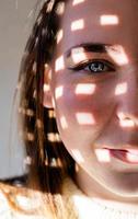 portrait d'une belle jeune femme avec un motif d'ombre sur le visage et le corps photo