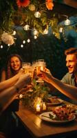 ai généré une groupe de copains tintement leur les boissons ensemble dans une pain grillé à une table décoré photo