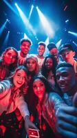 ai généré une groupe de gens dans branché tenues posant pour une selfie avec le dj dans le arrière-plan, photo