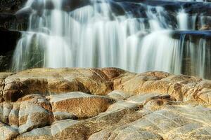petit cascade et pierre avec l'eau mouvement. photo