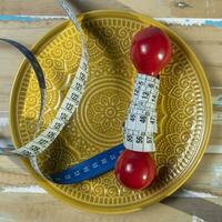 assiette de nourriture avec un exercice poids à l'intérieur symbolisant physique activité dans le bats toi contre obésité photo